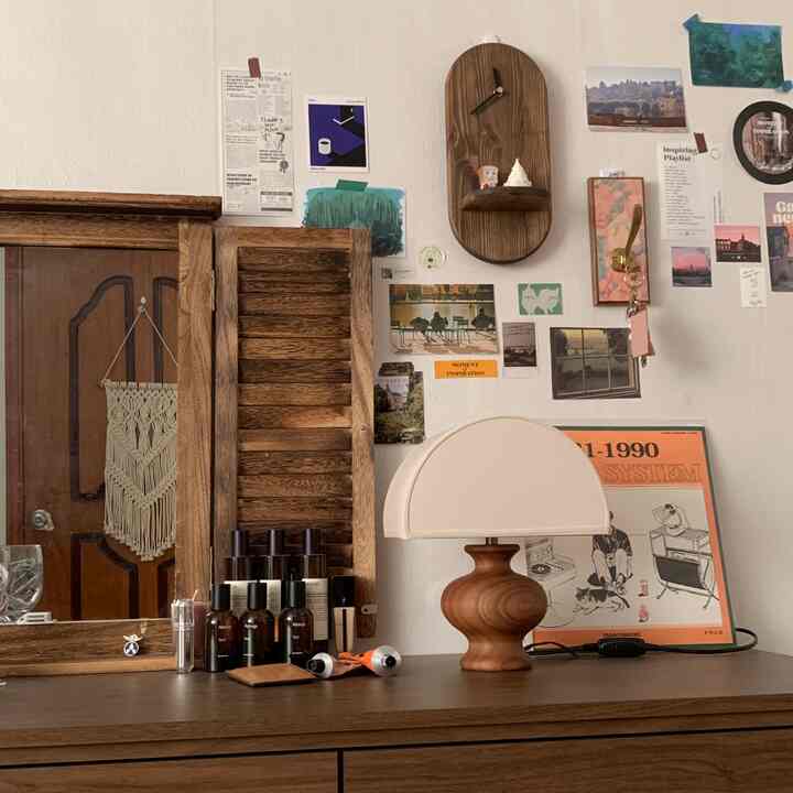 ナチュラルな木目調と白い壁が調和する化粧台とウッドテーブルランプが置かれた落ち着いた雰囲気のインテリア