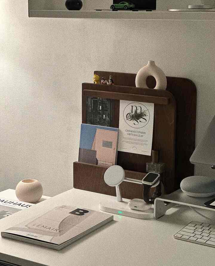 白と木目調のホームオフィスデスク、ワイヤレス充電器とオーガナイザーが配置されたシンプルモダンな空間