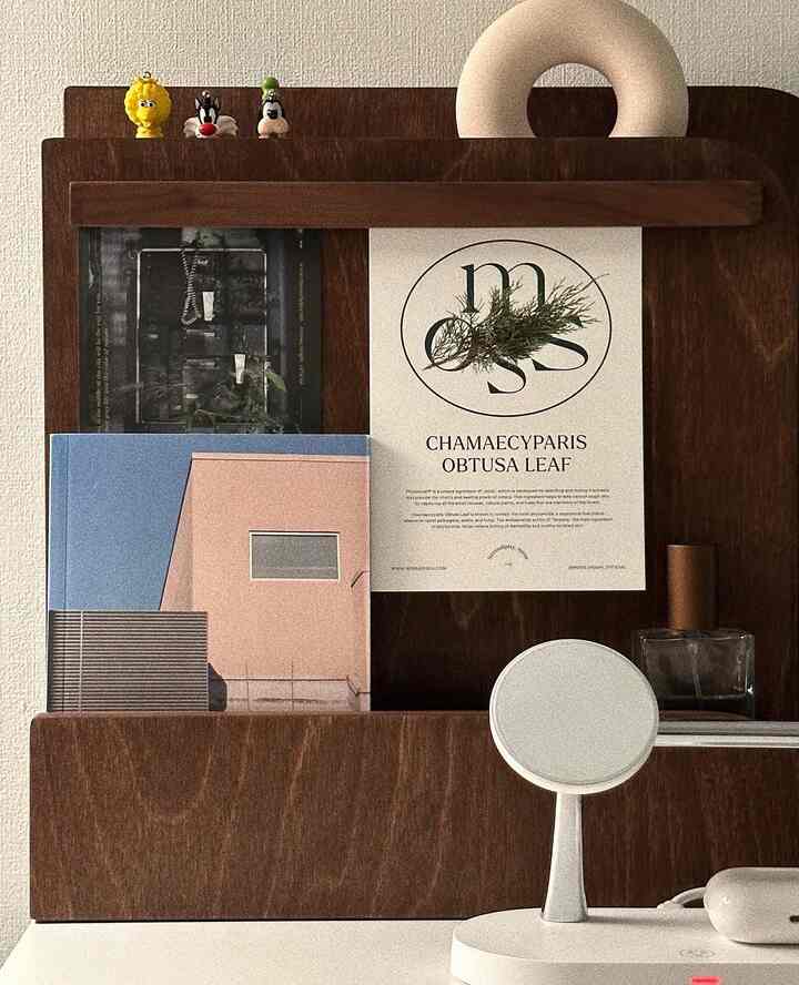 木目調と白色のデスクにウッドオーガナイザーとワイヤレス充電器が整然と配置された雰囲気のあるインテリア