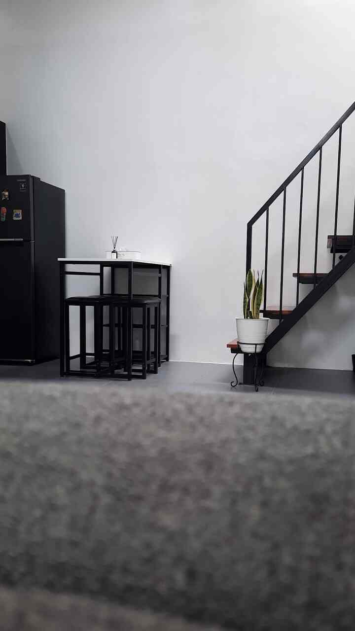 Rumah Minimalis Hitam & Putih yang Elegan