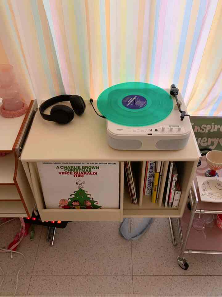 柔らかいベージュと白色調の音楽鑑賞スペース、LPターンテーブルとヘッドホンが配置されたボヘミアンスタイルのインテリア