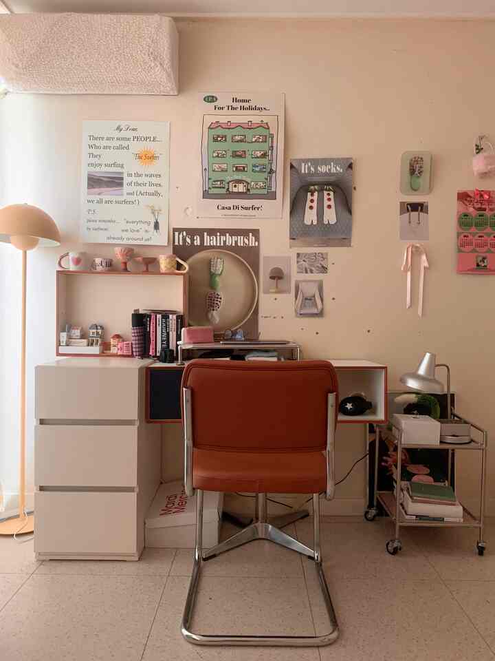 ナチュラルなベージュトーンの狭い部屋のホームオフィス、モジュールコンソールの化粧台とブラウンのオフィスチェアが配置された印象的な空間