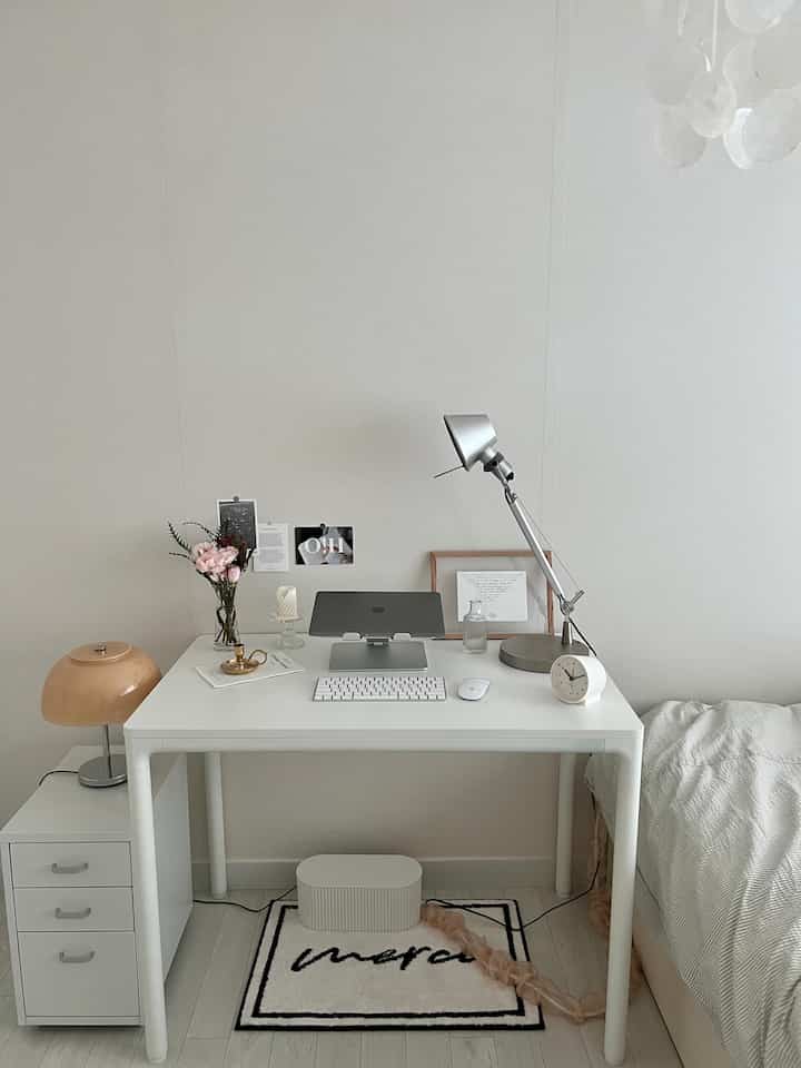 ホワイトとベージュの色調でまとめられたシンプルな一人暮らし用のホームオフィス兼寝室の空間