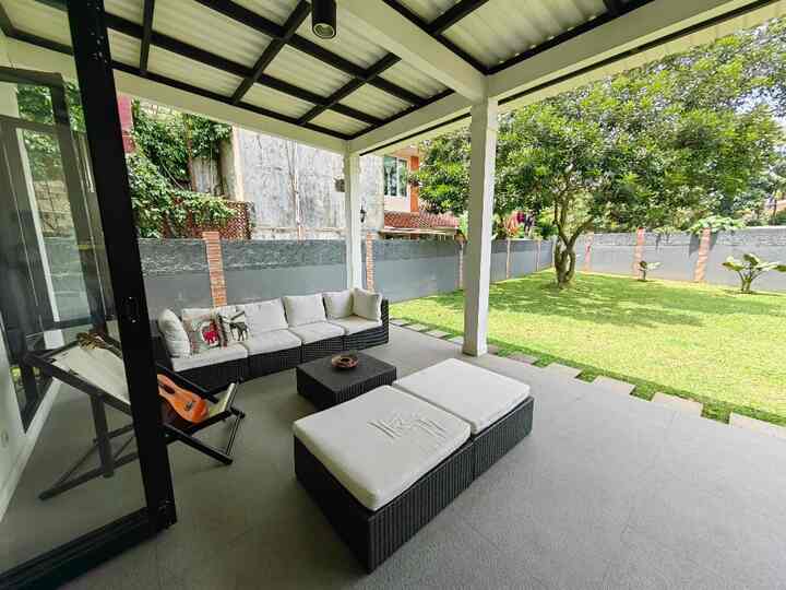 Rumah Gaya Amerika dengan Taman Luas