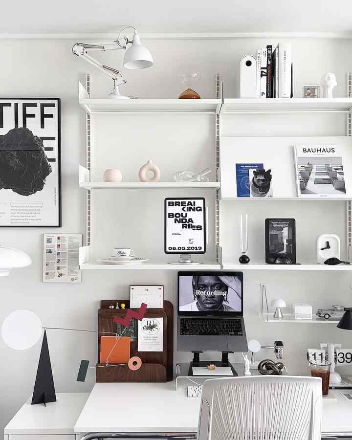白と黒が調和するモダンなホームオフィス空間、整理されたデスクと棚が配されたミッドセンチュリーモダンのインテリア