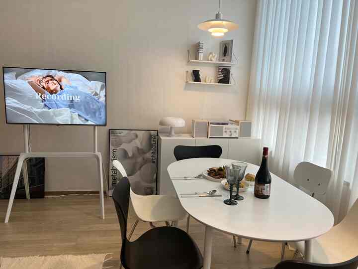 白と黒を基調とした二人暮らし向けダイニングルーム、ペンダントライトとカーテンが配置された清潔感あるインテリア