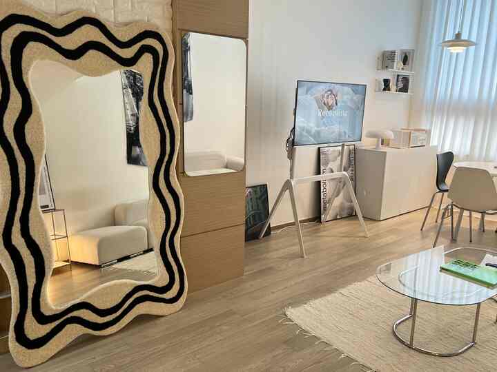 ホワイトとベージュの色調が調和したナチュラルモダンな玄関とリビングの雰囲気のあるインテリア