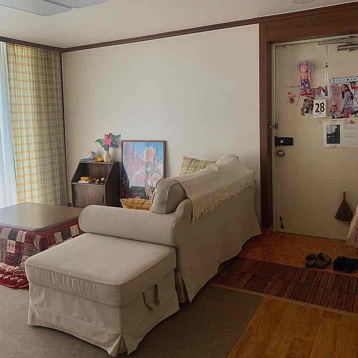 ベージュとナチュラルな色調のリビング、イケアのエクトルプファブリックソファと足置きが配置された落ち着いた雰囲気のインテリア