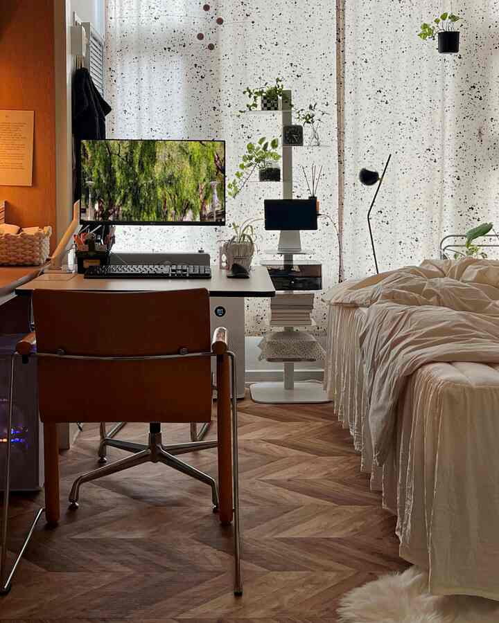 木目調とホワイトが調和する6畳のワンルーム寝室、デスクとベッド、植物が配置されたナチュラルモダンなホームオフィス空間