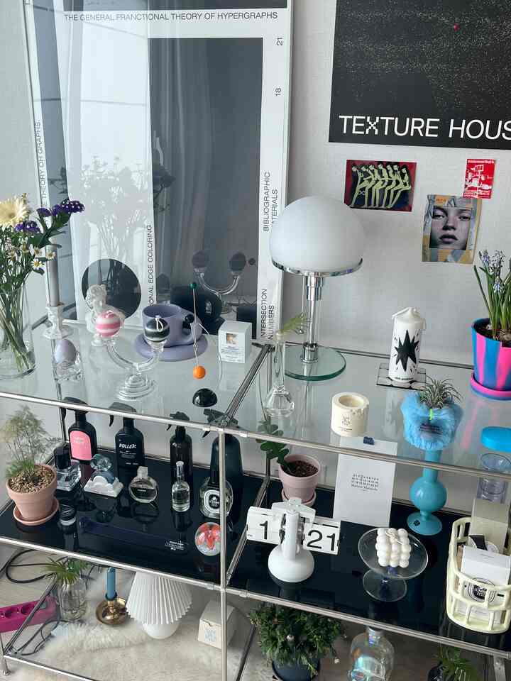 白と黒のトーンが特徴のリビング、様々なオブジェとフロアランプが配置された雰囲気のある空間