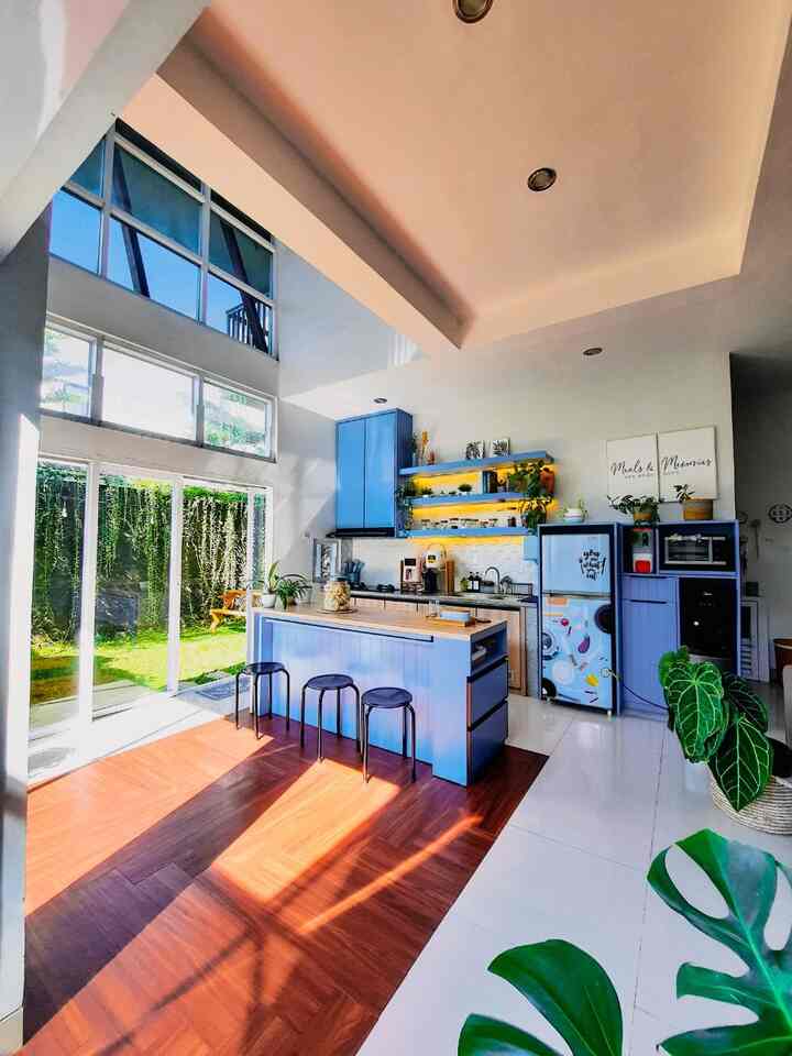 Rumah Biru Mepet Sawah