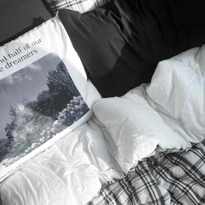 黒と白のトーンの寝室の寝具、チェック柄がアクセントのシンプルでモダンなインテリア