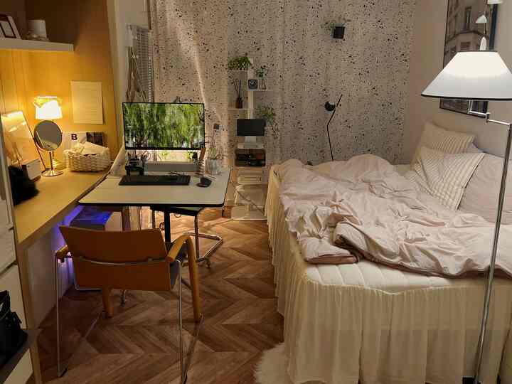 温かみのある木目調とベージュの寝具が調和した6畳の寝室、デスクとホームオフィスが配置された落ち着いた空間