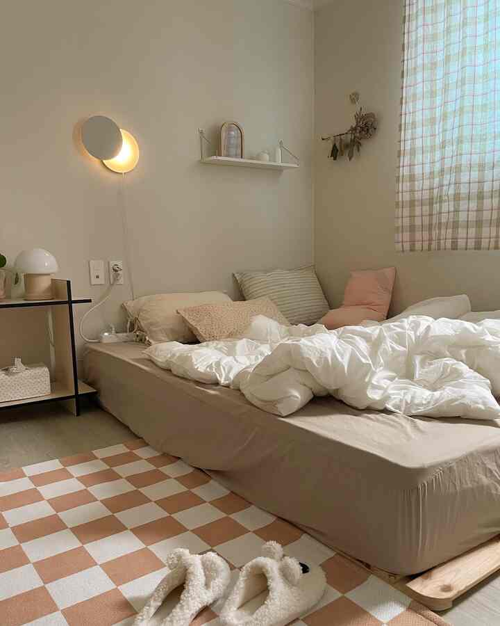 柔らかなベージュとアイボリーの寝室、チェック柄のラグとカーテンが配置された落ち着いた雰囲気のインテリア