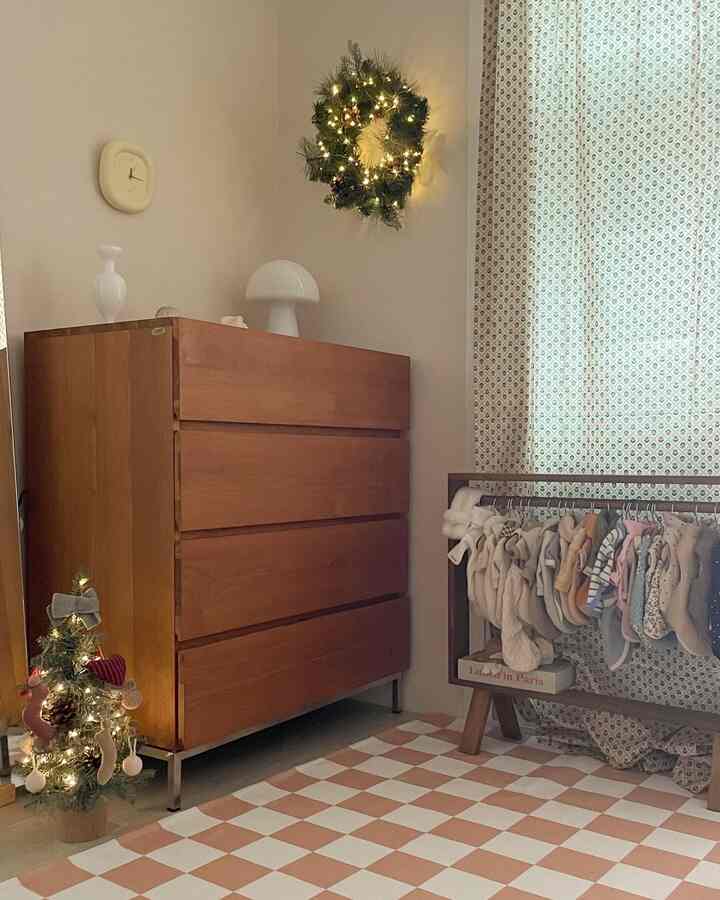 木目調のチェストと犬服用ハンガーがある小さな部屋、温かみのある自然な雰囲気のインテリア