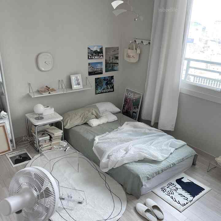 ホワイトとグレーのトーンの寝室、床にマットレスとラグが配置されたシンプルモダンなインテリア