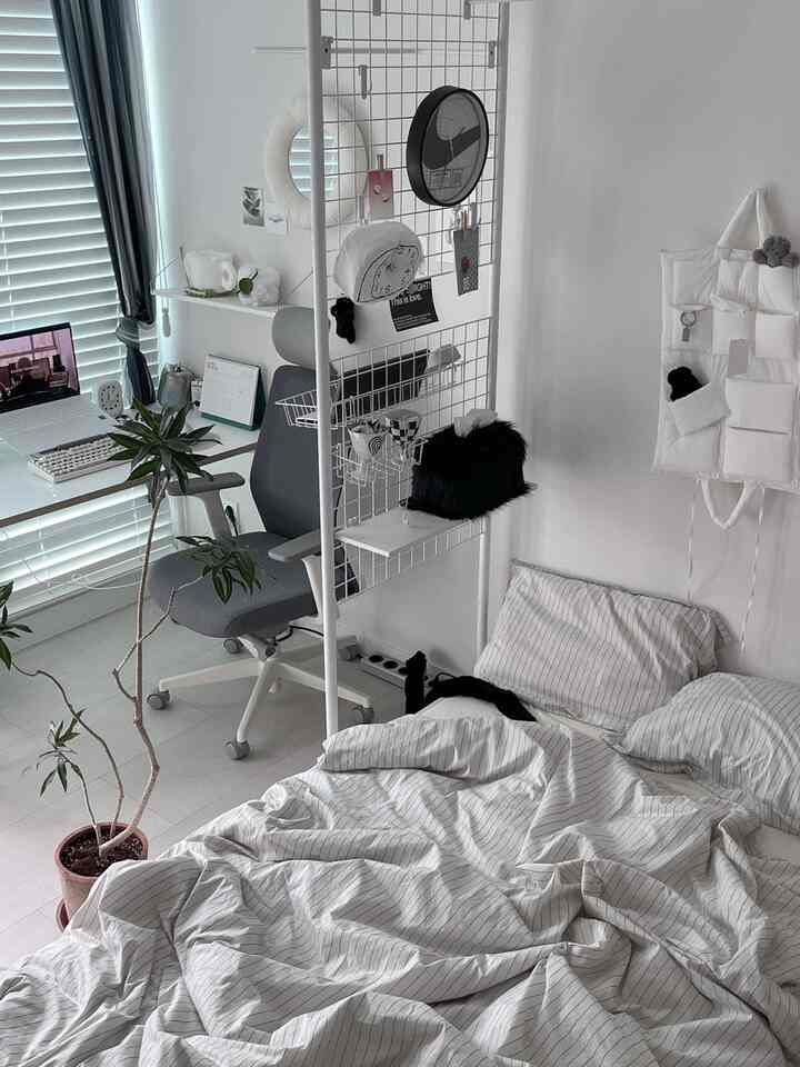 明るいホワイトとグレーの色調の寝室、機能的なホームオフィスと整ったレイアウトの印象的な空間