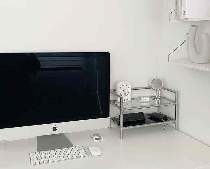 白とシルバーのモダンなホームオフィス空間、iMacと整頓された棚を備えた机のある印象的なインテリア