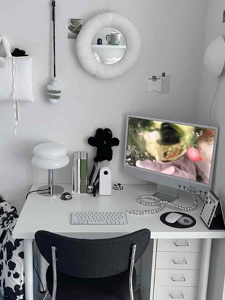 ホワイトとブラックのトーンのホームオフィス、シンプルなデスクとモニターが配置された作業空間