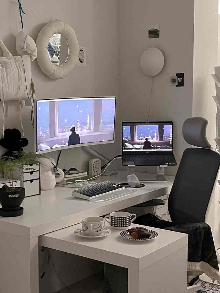 白色のホームオフィス、MALMデスクとサイドテーブル、オフィスチェアが配置された清潔感のある一人暮らしの空間