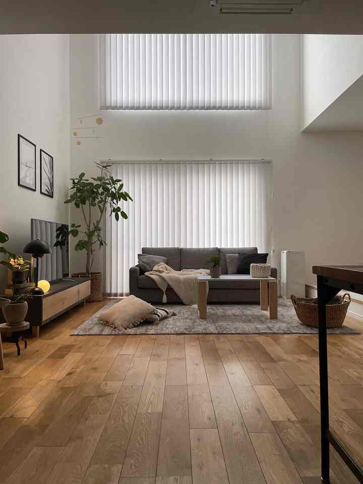 🇯🇵 無機質な空間に「愛着」の彩りを：4LDK吹き抜けリビングの家