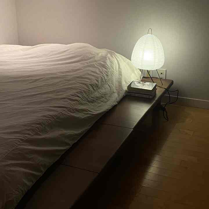 温かみのあるブラウンウッドトーンと柔らかな白い灯りの寝室、自然で清潔感のある雰囲気のインテリア