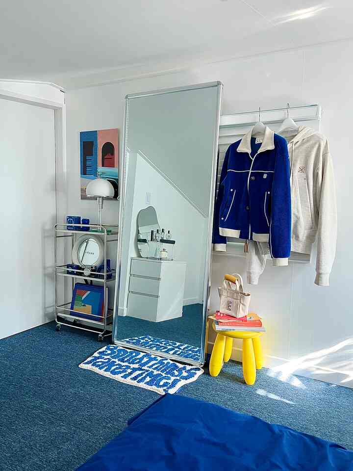 ブルーカーペットとシルバーのステンレス家具が調和した、清潔感と爽やかさのあるインテリア