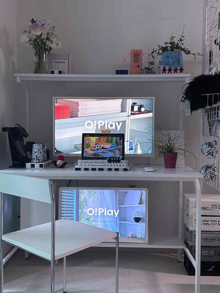 白を基調としたホームオフィス空間、モニターとタブレットが置かれたすっきりしたデスクと椅子があるコンパクトな作業部屋