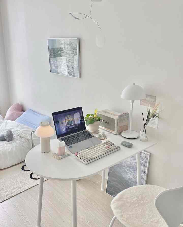 明るいホワイトトーンのワンルーム寝室、ワークスペースデスクが配置された居心地の良いモダンでナチュラルな空間