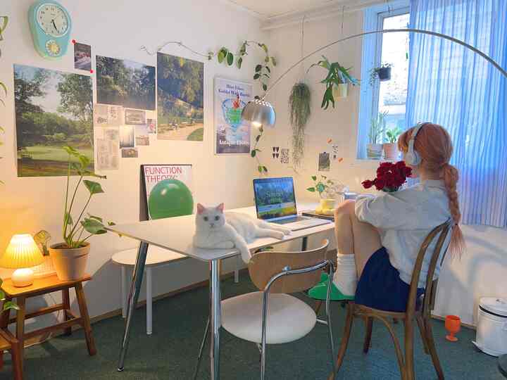 ホワイトとウッドトーンが調和した在宅勤務兼ホームパーティースペース、プランテリアとミッドセンチュリーモダンスタイルが映えるダイニングルーム