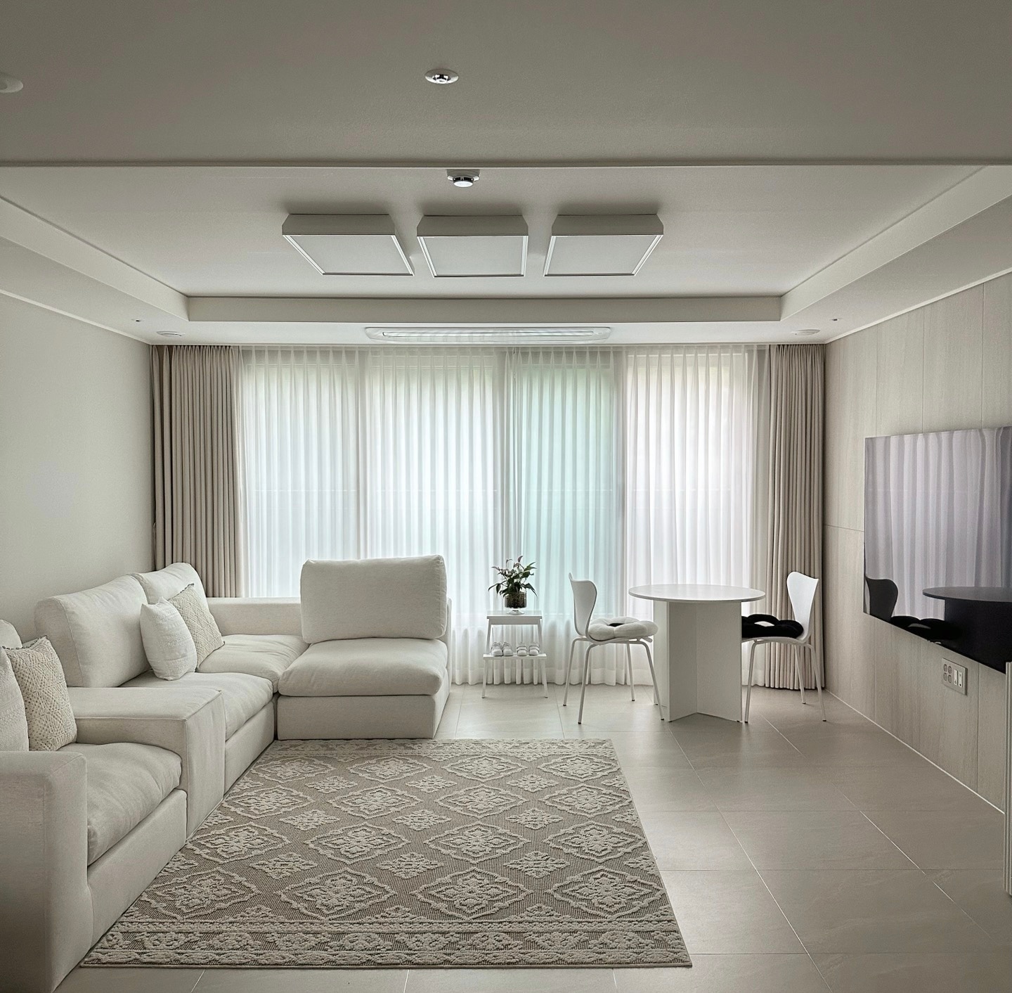 Small Round Dining Table user photo