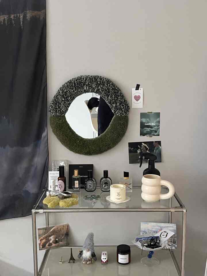 ベージュの壁とモジュールの鉄製ガラス棚が配置されたミッドセンチュリーモダンの雰囲気あるインテリア