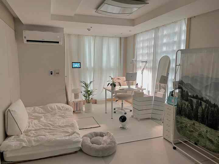 明るいホワイトトーンのワンルームホームオフィス、移動可能な家具とアーチ型の鏡が配置されたモダンで清潔感のあるインテリア