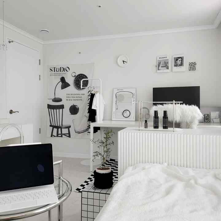 白と黒のトーンで統一されたミニマルでモダンな一人暮らしのホームオフィス、機能的な家具とすっきりとしたレイアウトで集中力を高めるインテリア