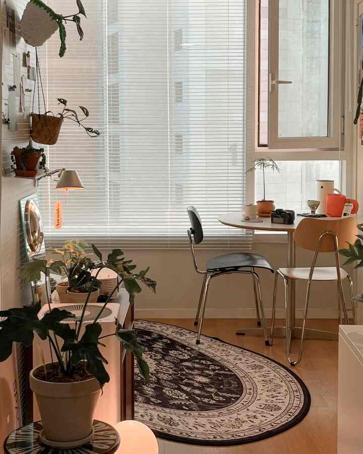 ナチュラルな木目調と白いブラインドが調和するワンルームのダイニングと作業スペース