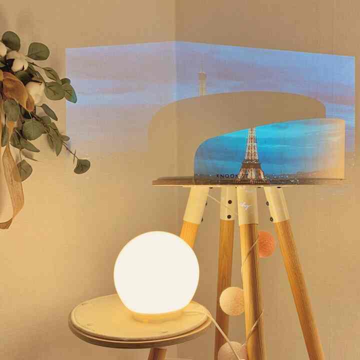 ベージュの壁と木目調のキャットタワー、ムードライトが配置された雰囲気のあるペットコーナー