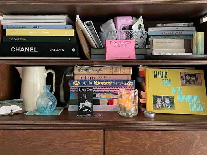 落ち着いた温かみのある木目調の本棚、ヴィンテージのオブジェやアートブックが整った雰囲気のある書斎インテリア