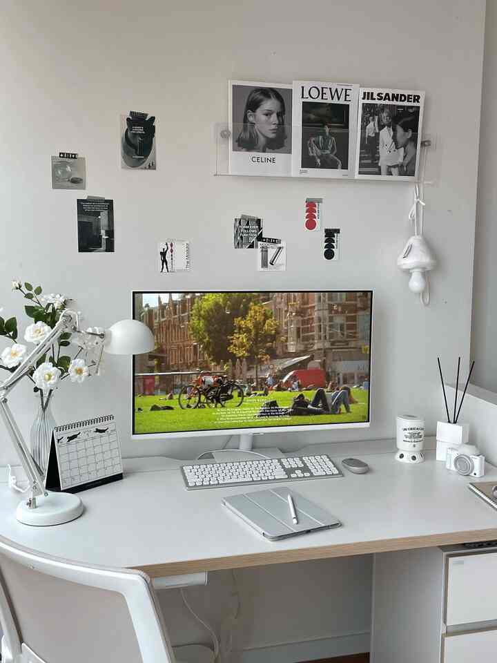 ホワイトトーンのホームオフィス、モニターとデスクランプが配置された清潔感のあるモダンなインテリア