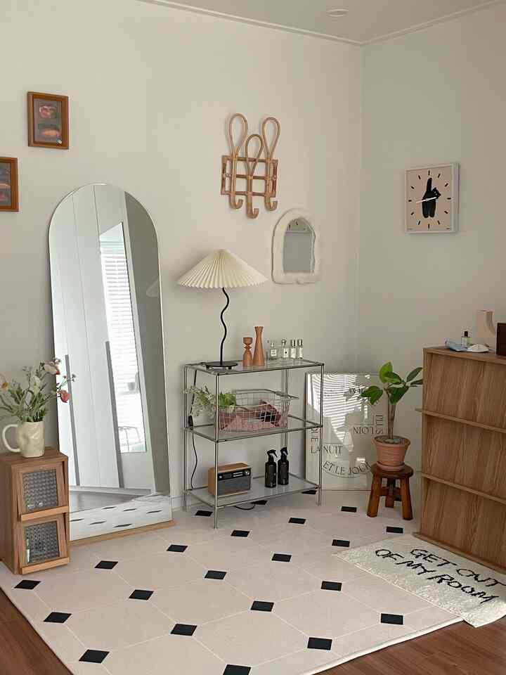 白と茶色のトーンでシンプルかつナチュラルな玄関空間、家具と植物が配置された落ち着いたインテリア