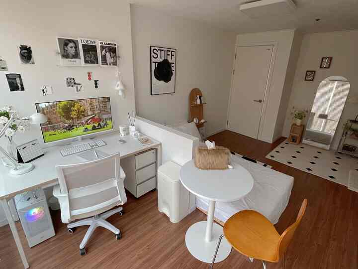 白とウッドトーンが調和したホームオフィスのワークスペース、モダンなミッドセンチュリースタイル家具と清潔感あるインテリア