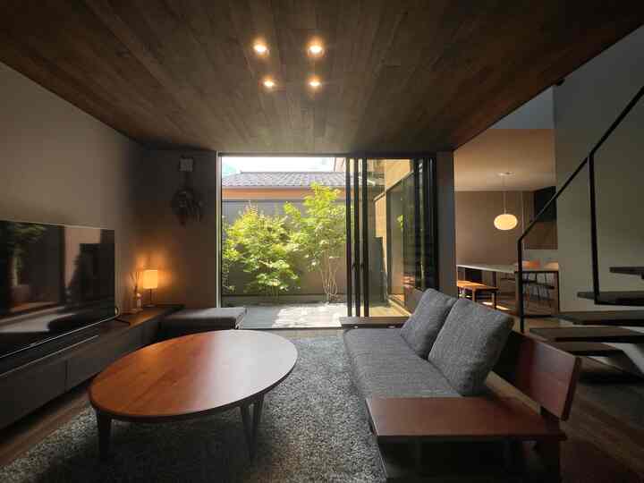 🇯🇵 中庭を望む和モダンなマイホーム：暗さを楽しむ二人暮らし