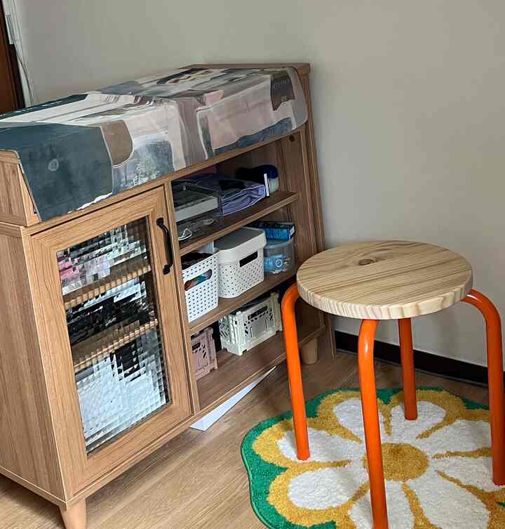 木目調とオレンジ色のスツールがあるコンパクトな6畳の化粧台スペース