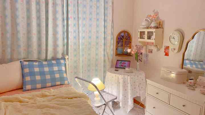 ベージュとホワイトの落ち着いた色調の一人暮らし寝室、ベッドと化粧台、花柄テーブルが配置された自然な雰囲気のインテリア