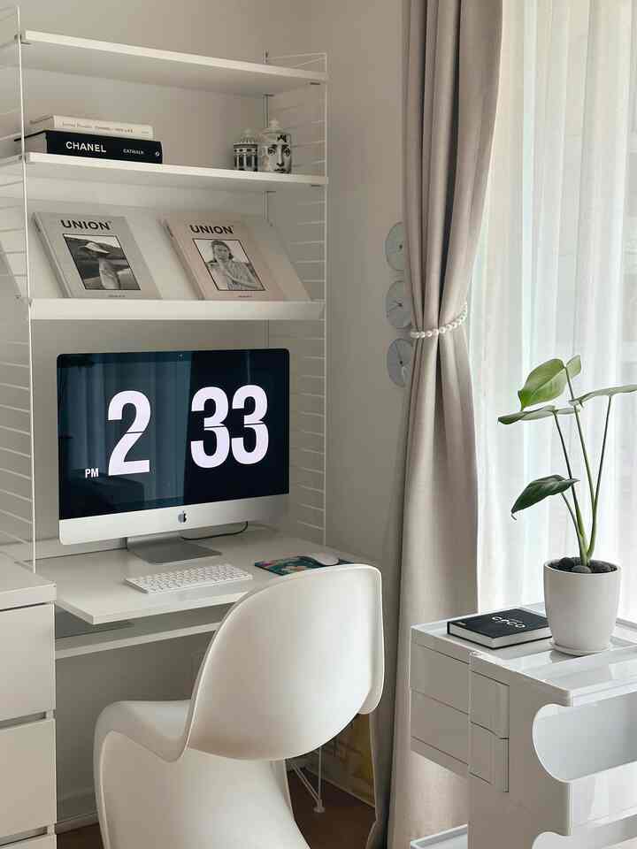 ホワイトとナチュラルカラーのカーテンがあるウォークインクローゼット横のホームオフィス、コンパクトでモダンな雰囲気のインテリア