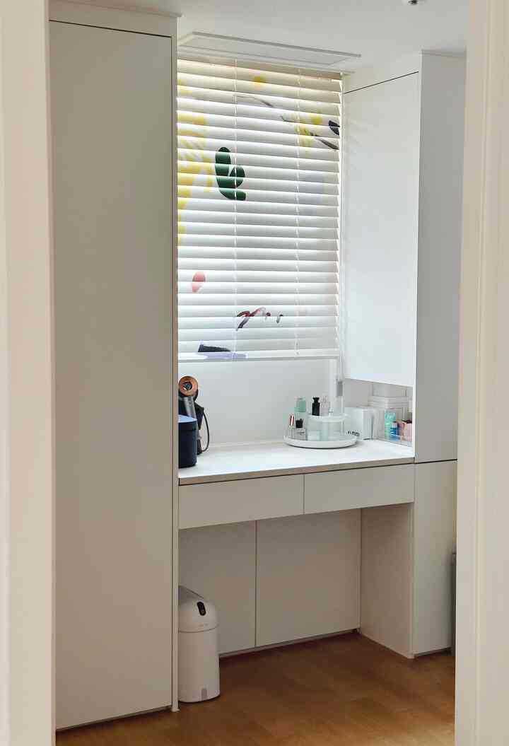 白を基調としたウォークインクローゼット、ビルトインクローゼットとブラインドが配置されたシンプルで清潔感のあるインテリア