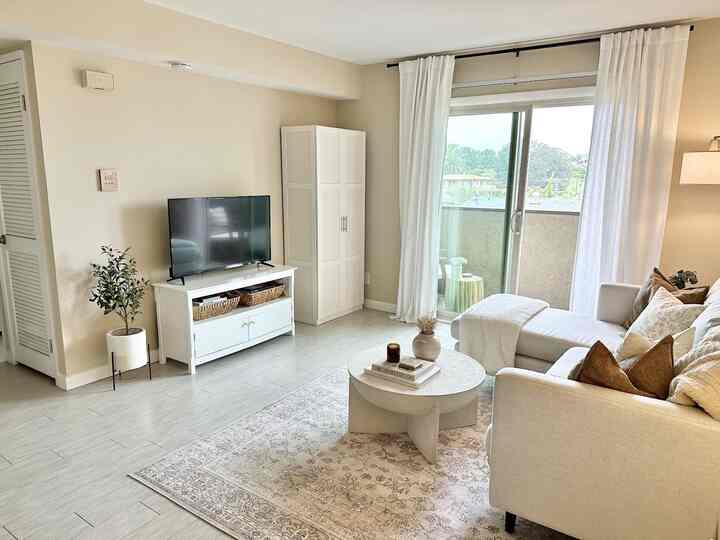 Inside a 650 sq ft of cozy comfort in this small space in San Diego