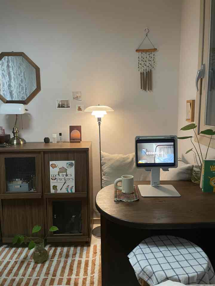 暖かいウォールナット色の木製家具と植物が配置された居心地の良いホームオフィス