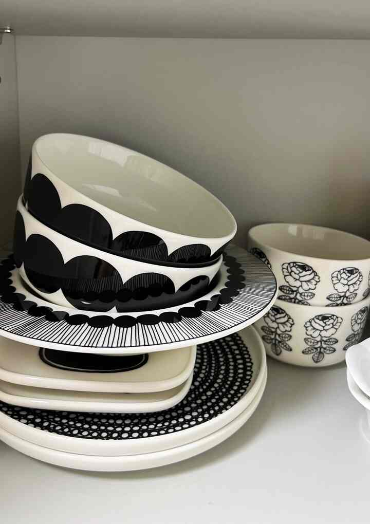 白と黒のパターンが施された食器が整然と積み重ねられたモダンなキッチンインテリア