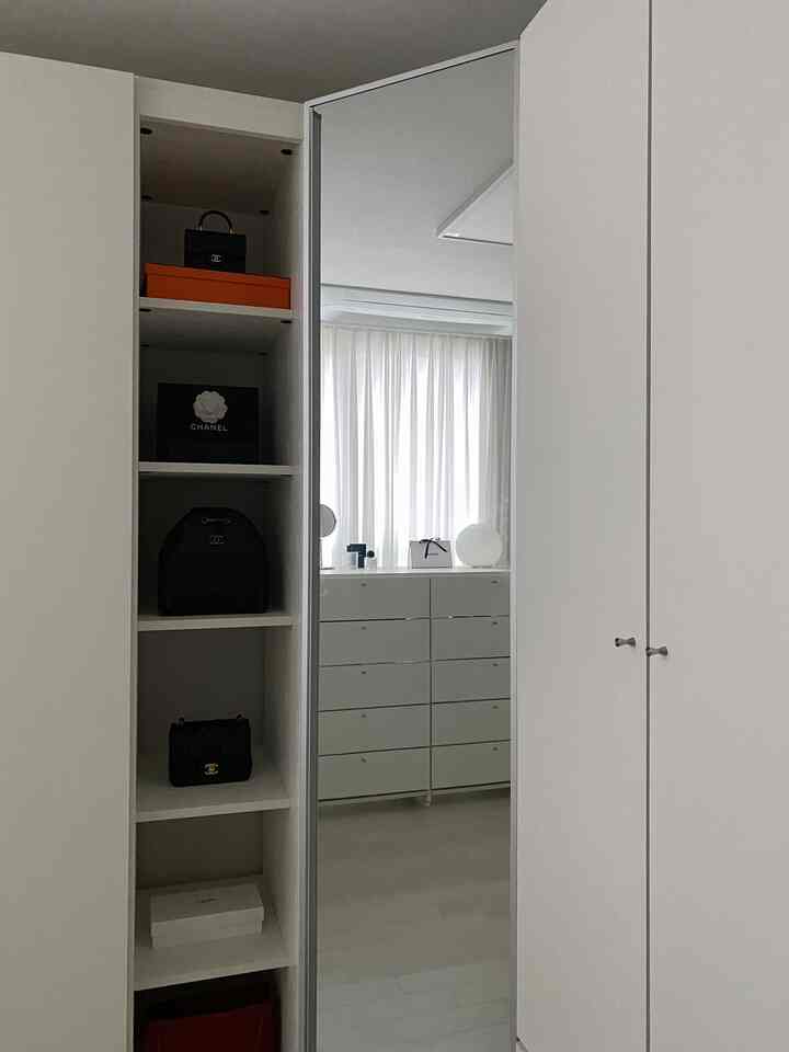白を基調としたウォークインクローゼット、オーダーメイドの収納家具とすっきりした収納アイデアが印象的なシンプルなインテリア