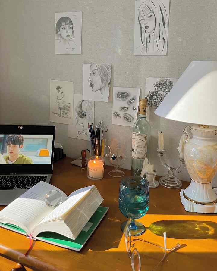 ナチュラルカラーのデスクと壁のスケッチがある雰囲気のあるホームオフィス